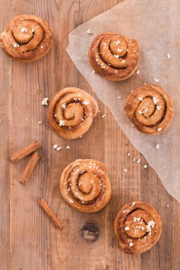 Ahşap masa üzerinde rulo tarçın. 