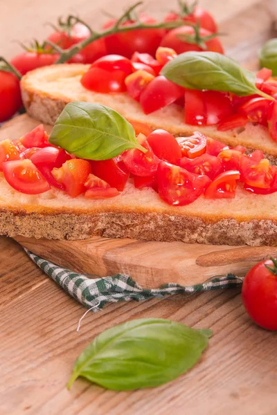 Bruschetta Chleba Nakrájenými Rajčaty Bazalkou — Stock fotografie