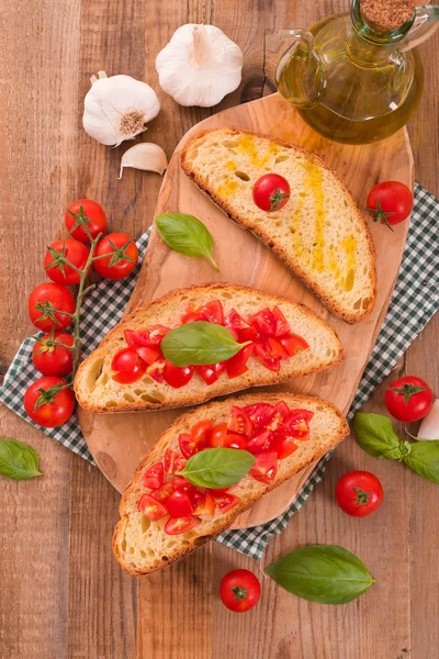 Pan Bruschetta Con Albahaca Tomates Picados —  Fotos de Stock