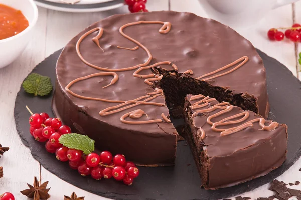 Sachertorte Siyah Çanak Üzerinde Kırmızı Kuş Üzümü Ile — Stok fotoğraf