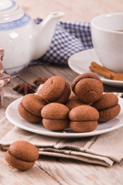 Fındıklı kurabiye sandviç çikolatalı krema ile doldurulmuş. 