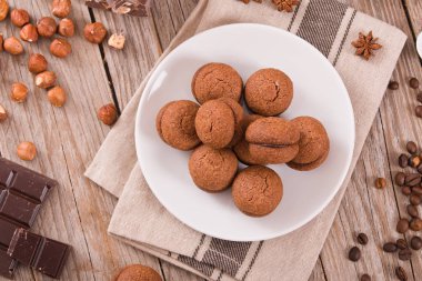 Fındıklı kurabiye sandviç çikolatalı krema ile doldurulmuş. 
