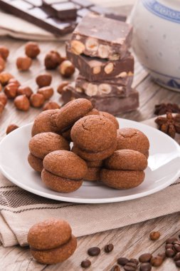 Fındıklı kurabiye sandviç çikolatalı krema ile doldurulmuş. 