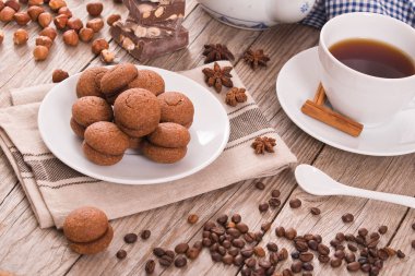 Fındıklı kurabiye sandviç çikolatalı krema ile doldurulmuş. 