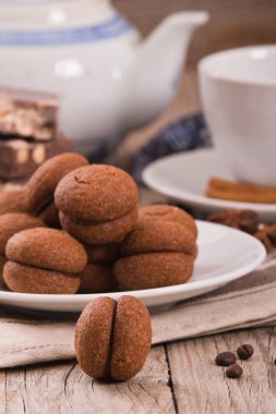 Fındıklı kurabiye sandviç çikolatalı krema ile doldurulmuş. 