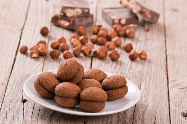 Fındıklı kurabiye sandviç çikolatalı krema ile doldurulmuş. 