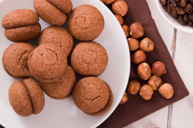 Fındıklı kurabiye sandviç çikolatalı krema ile doldurulmuş. 