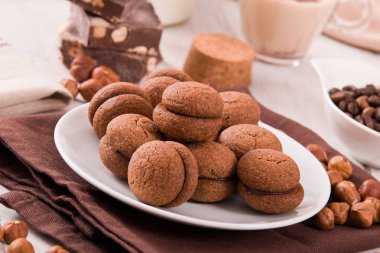 Fındıklı kurabiye sandviç çikolatalı krema ile doldurulmuş. 