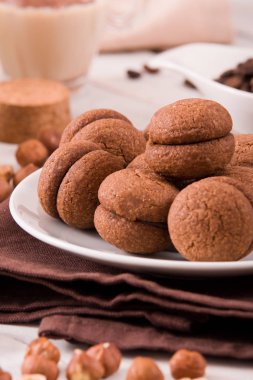 Fındıklı kurabiye sandviç çikolatalı krema ile doldurulmuş. 