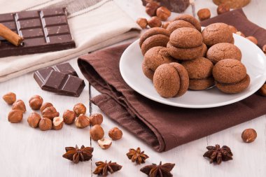 Fındıklı kurabiye sandviç çikolatalı krema ile doldurulmuş. 