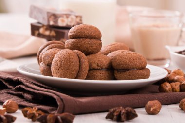 Fındıklı kurabiye sandviç çikolatalı krema ile doldurulmuş. 