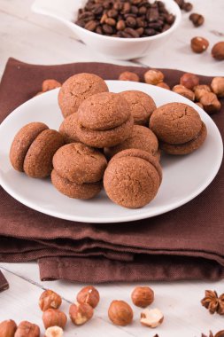 Fındıklı kurabiye sandviç çikolatalı krema ile doldurulmuş. 