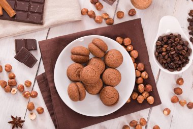 Fındıklı kurabiye sandviç çikolatalı krema ile doldurulmuş. 