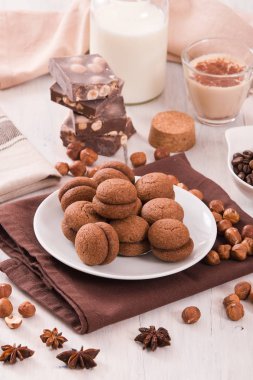 Fındıklı kurabiye sandviç çikolatalı krema ile doldurulmuş. 