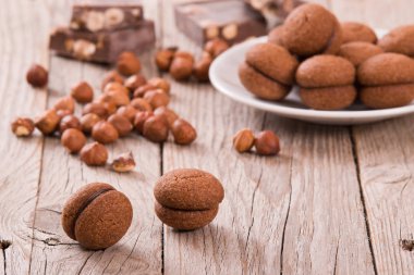 Fındıklı kurabiye sandviç çikolatalı krema ile doldurulmuş. 