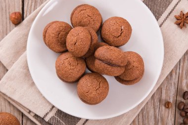 Fındıklı kurabiye sandviç çikolatalı krema ile doldurulmuş. 