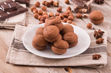 Fındıklı kurabiye sandviç çikolatalı krema ile doldurulmuş. 