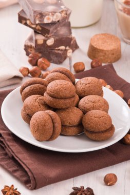 Fındıklı kurabiye sandviç çikolatalı krema ile doldurulmuş. 