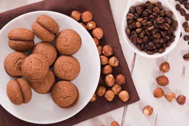 Fındıklı kurabiye sandviç çikolatalı krema ile doldurulmuş. 