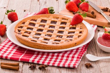 Beyaz çanak üzerinde çilekli Tart. 