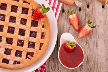 Beyaz çanak üzerinde çilekli Tart. 