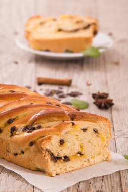 Çikolata parçaları ile börek. 