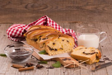 Çikolata parçaları ile börek. 