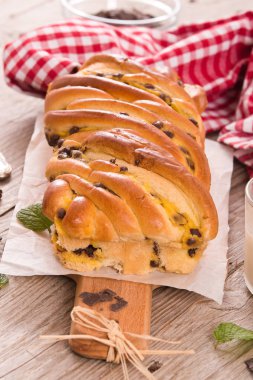 Çikolata parçaları ile börek. 