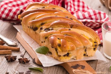 Çikolata parçaları ile börek. 