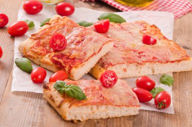 Peynir, domates ve taze fesleğen ile İtalyan pizza. 