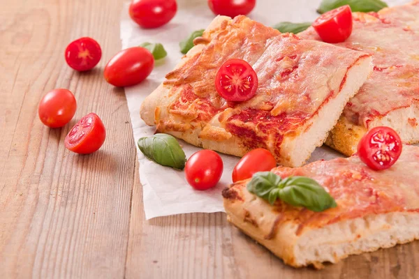 Italiaanse Pizza Met Kaas Tomaten Verse Basilicum — Stockfoto