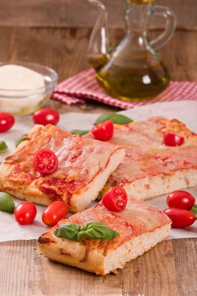 Pizza Italiana Com Queijo Tomate Manjericão Fresco — Fotografia de Stock