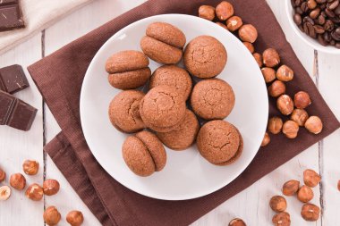 Fındıklı kurabiye sandviç çikolatalı krema ile doldurulmuş 