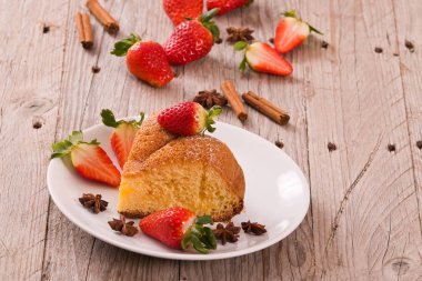 Beyaz tabakta çilekli pasta. 