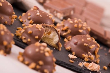 Krem karamel dolgulu çikolata truffles. 