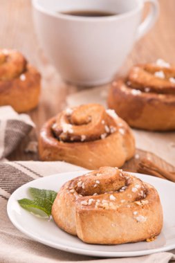 Beyaz tabak üzerinde tarçın rulo. 