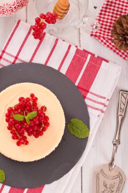 Somun cheesecake siyah çanak üzerinde. 