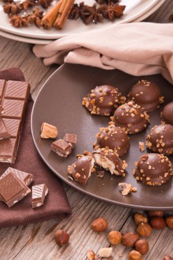 Krem karamel dolgulu çikolata truffles. 