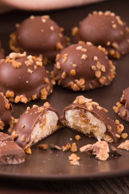 Krem karamel dolgulu çikolata truffles. 