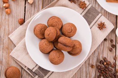 Fındıklı kurabiye sandviç çikolatalı krema ile doldurulmuş. 