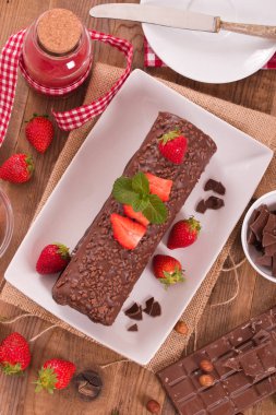 Çikolatalı rulo çilek ile. 