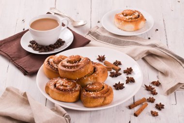 Beyaz tabak üzerinde tarçın rulo. 