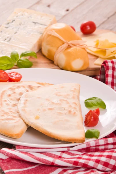 Cascione Italské Chlebové Placky Dřevěný Stůl — Stock fotografie