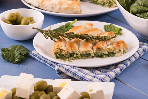 Torta Espinafre Grego Mesa Madeira — Fotografia de Stock