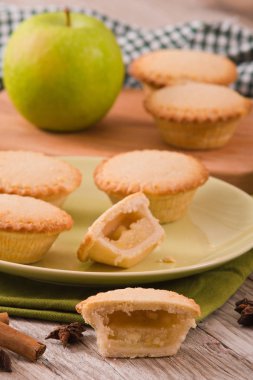 Elmalı turta yeşil çanak üzerinde. 