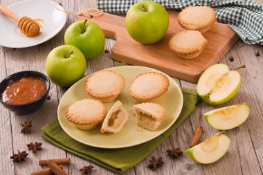 Elmalı turta yeşil çanak üzerinde. 