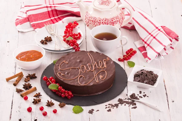 Sachertorte Con Grosella Roja —  Fotos de Stock