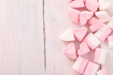 ahşap masa üstünde şekerleme. 