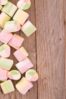 ahşap masa üstünde şekerleme. 
