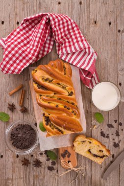 Çikolata parçaları ile börek. 